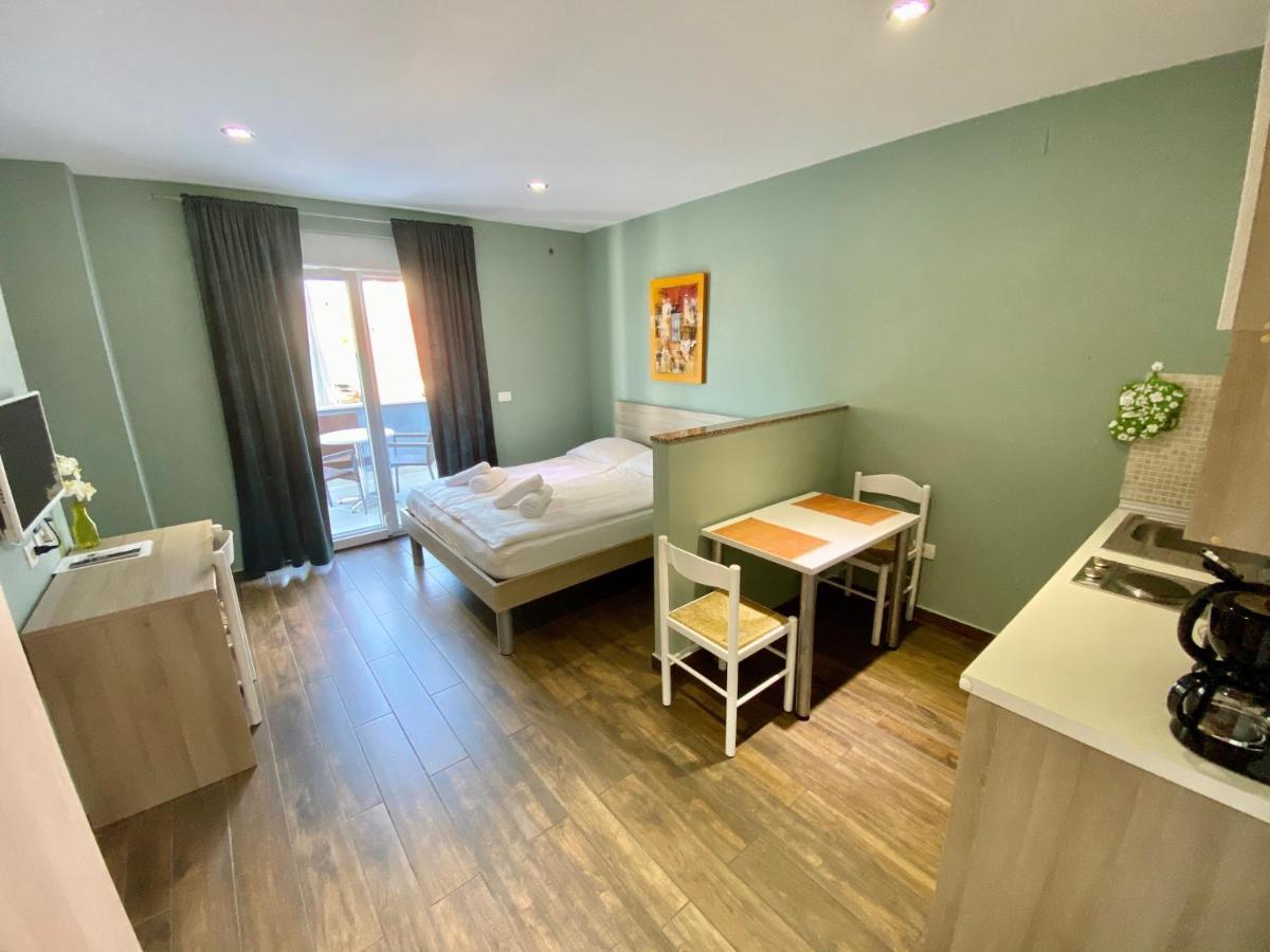 Iris Apartment *